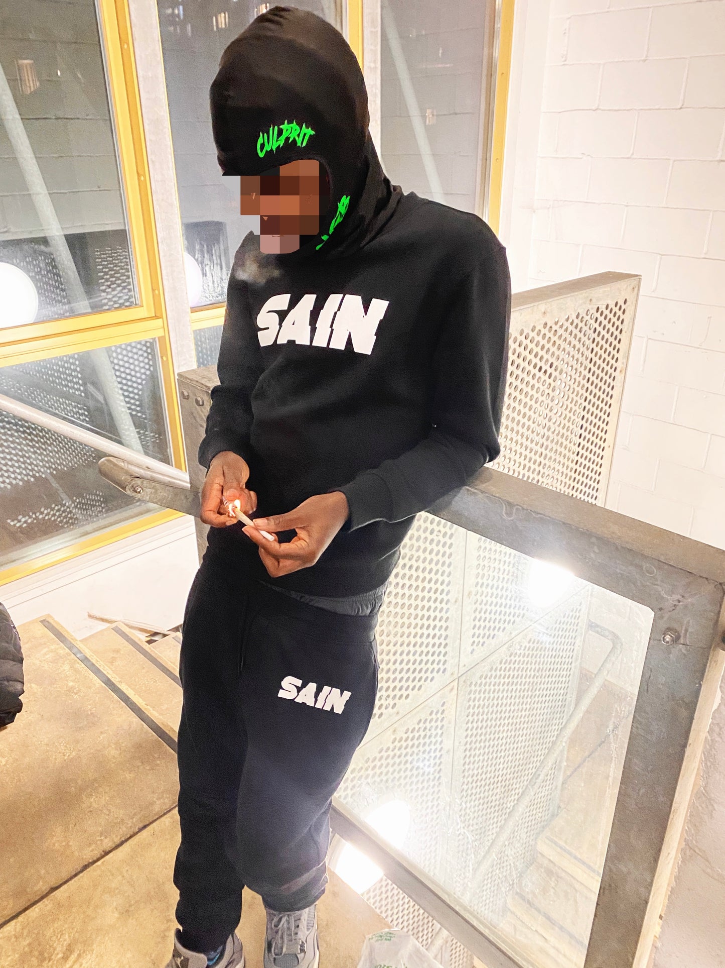 CLASSIC BLACK CREWNECK